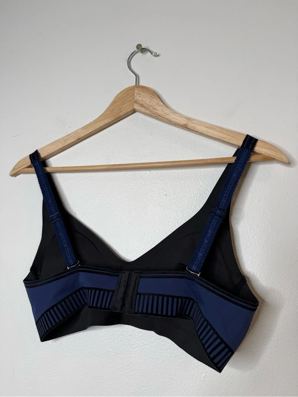 Alo Yoga Line Up Bra in navy size small